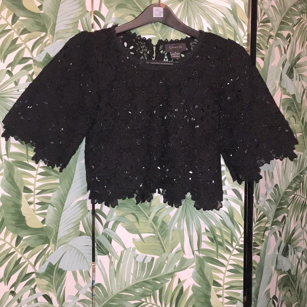 Gracia flower lace crop top in black